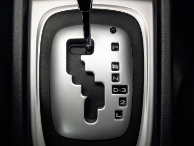 Otomatik vites kolu olan araba merkezi konsolu