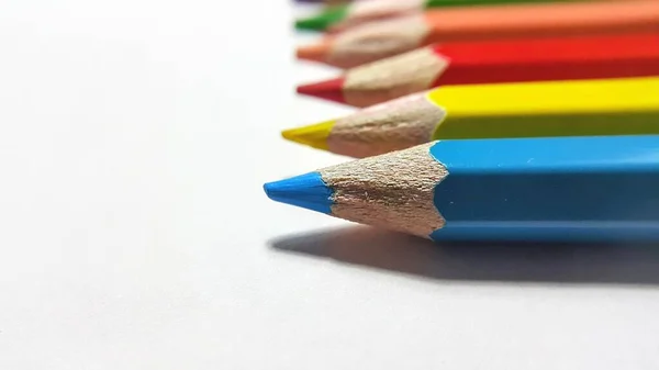 木质彩色铅笔 成批排列在白色孤立的背景上 — 图库照片