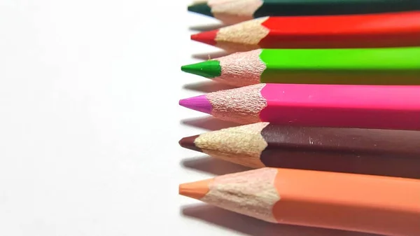 木质彩色铅笔 成批排列在白色孤立的背景上 — 图库照片