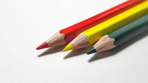 Drewniane Ołówki Kolorystyczne Ułożone Luzem Białym Izolowanym Tle — Zdjęcie stockowe