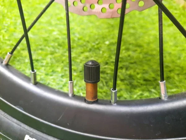空気を充填するための自転車用タイヤバルブの近くビュー — ストック写真
