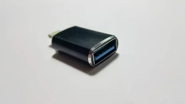 Akıllı Telefondan Veri Aktarmak Için Beyaz Arkaplandaki Pin Mikro Usb — Stok fotoğraf