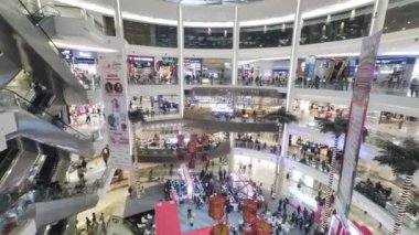 Jakarta, Endonezya - 06 Şubat 2023: Güney Jakarta 'daki Kota Kasablanka Alışveriş Merkezi' nin içi kalabalık