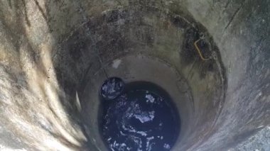 Elle kovayla kuyudan su getirmek, saf içme suyu..