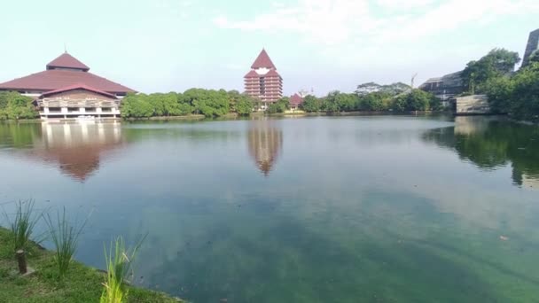 印度尼西亚德波克 2023年6月29日 位于印度尼西亚德波克的印度尼西亚大学建筑背景下的凯南加湖景观 晴朗的蓝天 — 图库视频影像