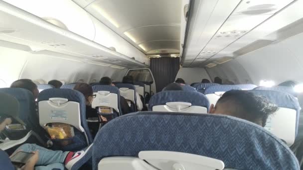 印度尼西亚雅加达 2023年4月27日 一架飞行中的飞机机舱的状况 飞机机舱的情况与乘客 空中客车机舱 — 图库视频影像