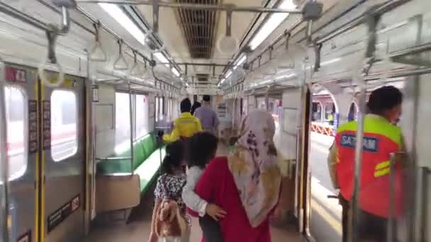 印度尼西亚雅加达 2023年7月22日 乘坐火车车厢的乘客 亚洲女人和她的孩子们一起戴头巾 — 图库视频影像