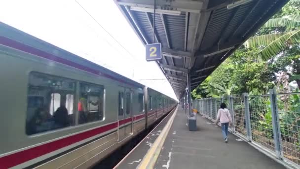 Jakarta Indonézia 2023 Július Egy Ingázó Vonat Indul Egy Állomásról — Stock videók