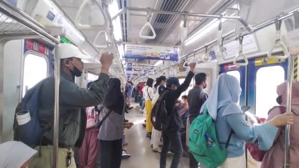 Cakarta Endonezya Temmuz 2023 Krl Banliyö Treni Vagonuna Bakın Kalabalık — Stok video