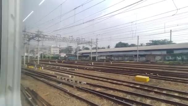 Pohled Železniční Koleje Okna Vlaku — Stock video
