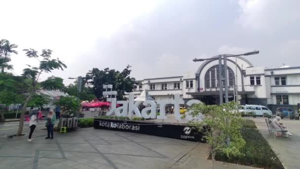 印度尼西亚雅加达 2023年7月22日 雅加达的标志 以雅加达科塔火车站为背景 雅加达古城或Kota Tua是一个有名的旅游胜地 — 图库视频影像