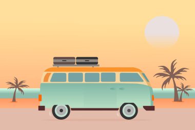 Arka planda günbatımı olan sahilde bavullu Combi minibüs. Minibüs yaşam. Eskimiş antika. Minibüsle yolculuk. Campervan. Kamp aracı. Kamp yapmak. Karavanda. Yolculuk.