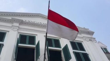 Endonezya 'nın kırmızı ve beyaz bayrağı eski Hollanda miras binasının tepesinde dalgalanıyor