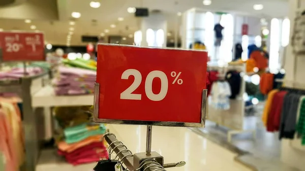 Indirimli Kırmızı Pankartlı Giyim Mağazası Ndirim Promosyonlar Alışveriş Merkezlerinde Dükkanlarda — Stok fotoğraf