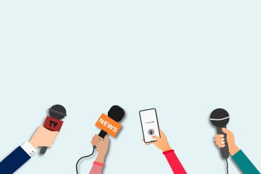 Mikrofonları ve akıllı telefonları olan gazeteci elleri. Mikrofonlu muhabirler haber yayını, basın toplantısı ya da haber yayını için röportaj yapıyorlar. Ortam vektör kavramı.