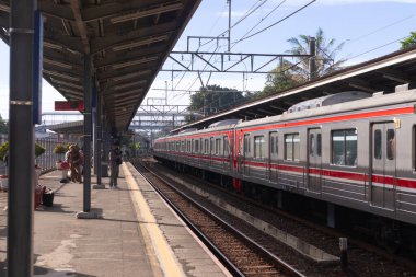 Jakarta, Endonezya - 08 Şubat 2024: Jakarta 'da bir banliyö tren platformu. Lenteng Agung istasyonundaki banliyö treni durağı. Jakarta 'da toplu taşımacılık.