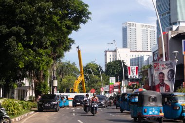 Jakarta, Endonezya - 08 Şubat 2024: Cikini istasyonu yakınlarındaki Jakarta 'da yolun ortasında ağır bir ekipman bulunuyor. İnşaat işleri projeleri.