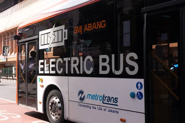 Jakarta, Endonezya - 08 Şubat 2024: Transjakarta elektrikli otobüs. Jakarta 'da akıllı bir kütle entegre taşıma sistemi.