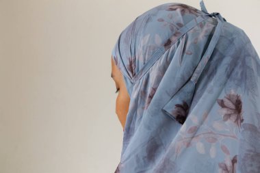 Müslüman bir kadının, mükena denilen tesettüre başörtüsü giydiği yakın plan.