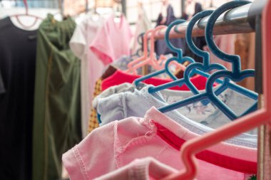 Giysileri güneşte kurutmak. Çamaşır ipi. Elbiseleri askıyla asmak.