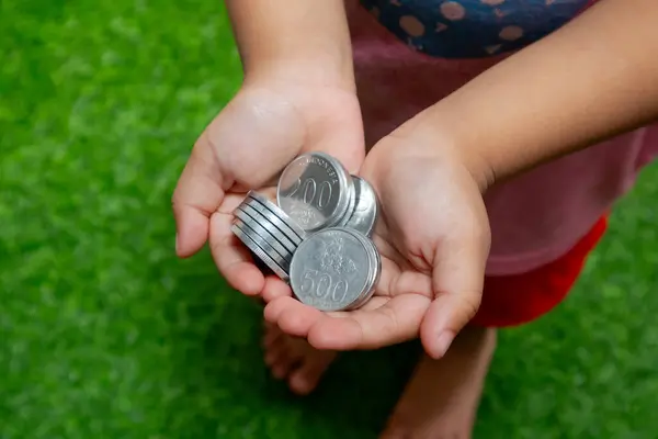 Ellerinde Endonezya Paraları Asyalı Çocuk Endonezya Parası Tutuyor Tasarruf Yatırım Telifsiz Stok Imajlar