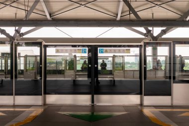 Jakarta, Endonezya - 24 Şubat 2024: Jakarta MRT treni Lebak Bulus istasyonundaki Platform Ekran Kapısı (Platform Edge Door) veya PED