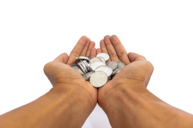 Bir avuç dolusu bozuk para. Endonezya Rupiah sikkelerini tutan erkek eller.