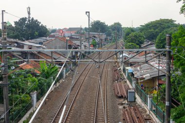 Jakarta, Endonezya - 23 Nisan 2024: Güney Jakarta 'daki yerleşim alanlarının çevresindeki banliyö tren hatlarının görüntüsü.