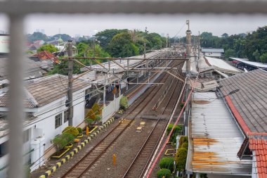 Jakarta, Endonezya - 23 Nisan 2024: Güney Jakarta 'daki Lenteng Agung banliyö tren istasyonunun görüntüsü. Yaya köprüsünden görüldü..