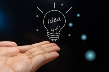 Ampullü el. Yenilikçi teknoloji ve yaratıcılıkla iş fikri kavramı.