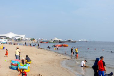 Jakarta, Endonezya - 04 Mayıs 2024: Ancol plajındaki kalabalık, Kuzey Jakarta, Endonezya 