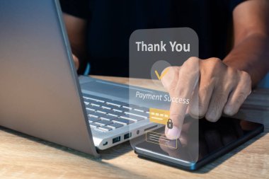 Akıllı bir telefonla online alışveriş yapan bir adam. Çevrimiçi ödeme kavramı.