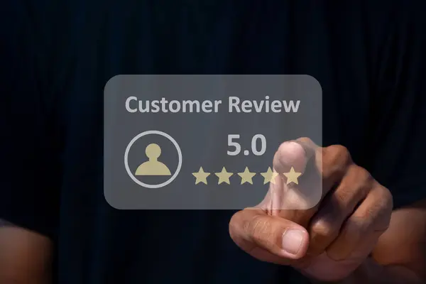 Bir erkek online başvuruda hizmet deneyimine puan verir. Müşteri memnuniyeti geri bildirim kavramı.