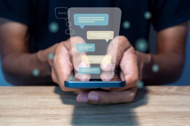 Bir adam akıllı bir telefondan mesaj yazar. Sohbet, iletişim, diyalog, sohbet ve sanal ilişki kavramı.
