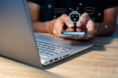 Akıllı bir telefonda yapay zeka sohbet robotu kullanan bir adam. Bir şey üretmek için komut iletisi ile resim, konuşma metni.