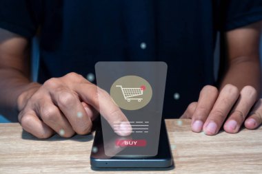 Bir adam online alışveriş için akıllı telefon kullanır. Ekommerce mağaza sayfasının sanal ekranına sahip akıllı bir telefon.
