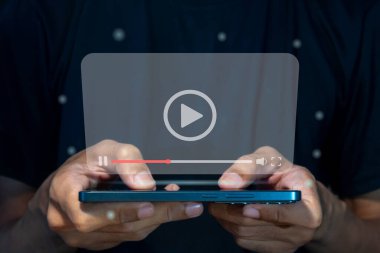 Akıllı telefondan film ya da video izleyen bir adam. İnternet konsepti üzerine video akışı.
