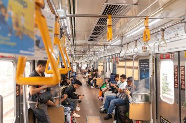 Jakarta, Endonezya - 05 Mayıs 2024: Jakarta banliyö treninin içine bakın. Kalabalık banliyö treni iş çıkış saatinde. Jakarta 'da toplu taşımacılık.