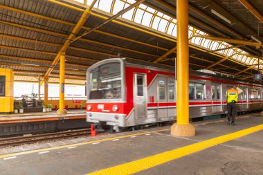 Jakarta, Endonezya - 05 Mayıs 2024: Jakarta banliyö treni Gondangdia istasyonundan kalkıyor. Jakarta 'da toplu taşımacılık.