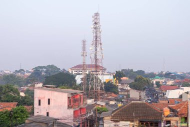 Jakarta, Endonezya - 09 Mayıs 2024: Güney Jakarta 'nın banliyö bölgesindeki haberleşme kulesi