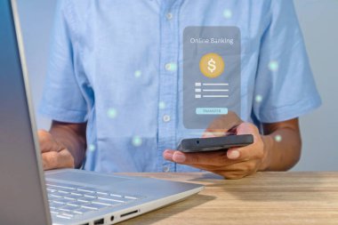 Çevrimiçi mobil bankacılığa erişmek için akıllı telefon kullanan bir adam. Para transferi veya ödeme işlemi kavramı.