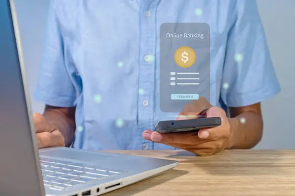 Çevrimiçi mobil bankacılığa erişmek için akıllı telefon kullanan bir adam. Para transferi veya ödeme işlemi kavramı.