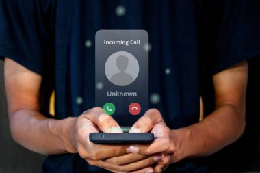 Bilinmeyen bir numaradan gelen çağrıya cevap veren adam. Spammer gelen arama kavramı.