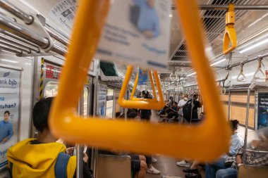 Jakarta, Endonezya - 05 Mayıs 2024: Sarı saplı Jakarta banliyö treni vagonuna bakın