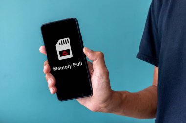 Bellek alanı dolu akıllı telefonu olan bir adam ekranda tam bildirim