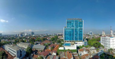 Bandung, Endonezya - 3 Temmuz 2024: Bandung şehrinin açık mavi gökyüzü sabah panoramik manzarası 