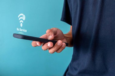 Sanal ekranda servis levhası olmayan akıllı telefon kullanan bir adam. İnternet erişimi ya da kötü bağlantı kavramı yok.