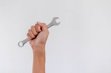 Beyaz arkaplanda izole edilmiş İngiliz anahtarı ya da anahtarı tutan