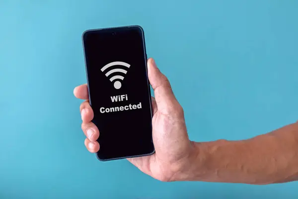 Ekranda Wi-Fi simgesi olan bir akıllı telefonu elle tutmak. Akıllı telefonu Wifi 'ye bağlıyorum. Wifi internet erişim kavramı.