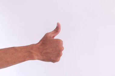 Beyaz bir arka planda el hareketi yapan bir adam. Parmakları imzalayın..